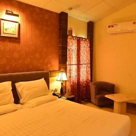 ครคี โคทมวิหาร Hotel ราจกี ภายนอก รูปภาพ
