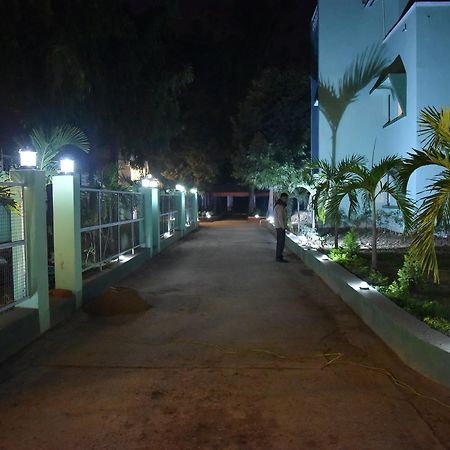 ครคี โคทมวิหาร Hotel ราจกี ภายนอก รูปภาพ