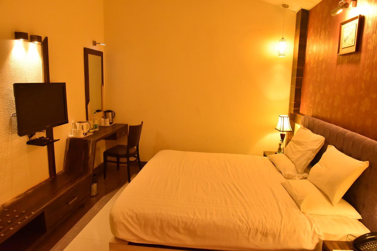 ครคี โคทมวิหาร Hotel ราจกี ภายนอก รูปภาพ