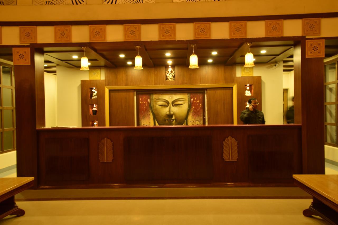 ครคี โคทมวิหาร Hotel ราจกี ภายนอก รูปภาพ