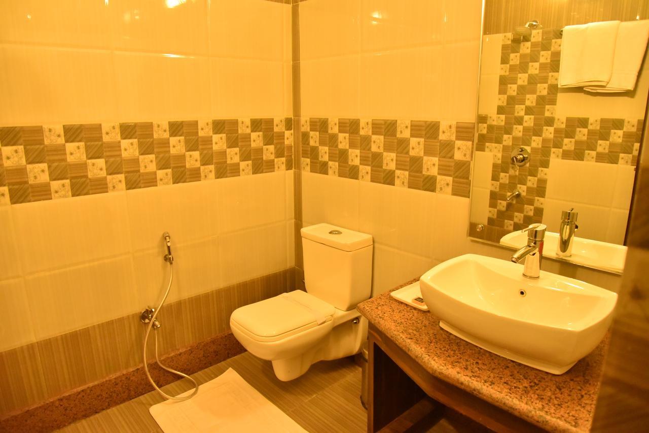 ครคี โคทมวิหาร Hotel ราจกี ภายนอก รูปภาพ
