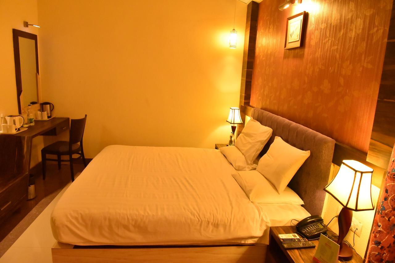 ครคี โคทมวิหาร Hotel ราจกี ภายนอก รูปภาพ